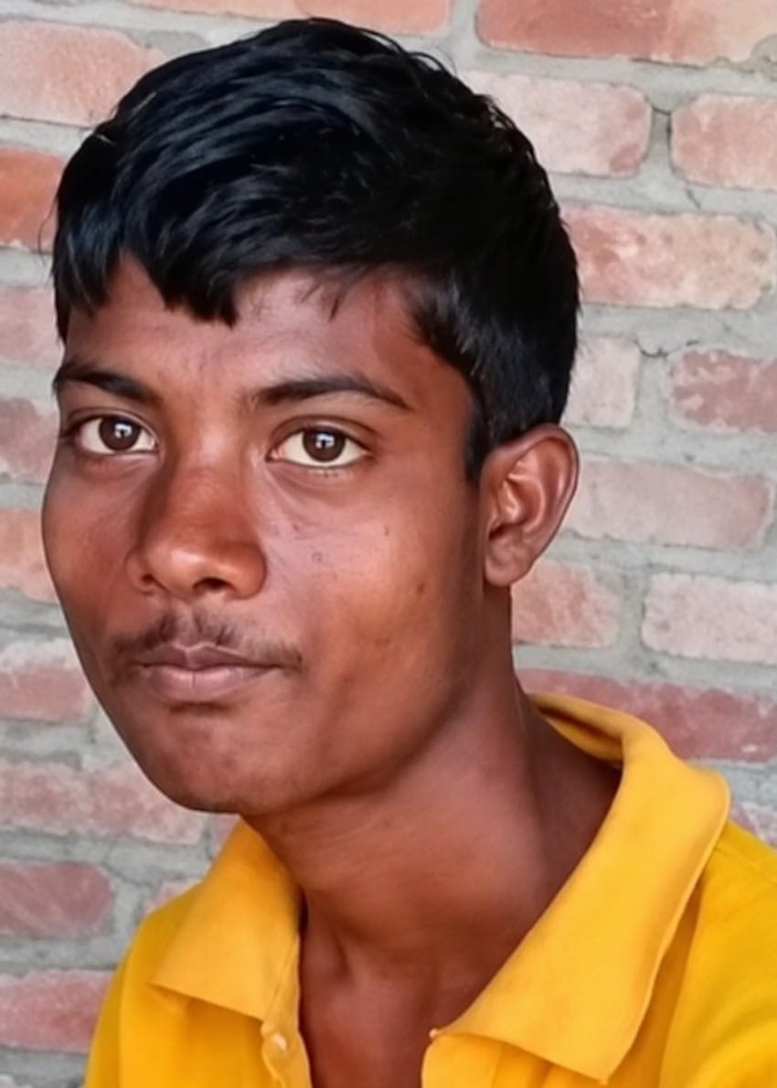 Bike-riding attackers launched a deadly attack on the youths, snatched mobile phones, and fled