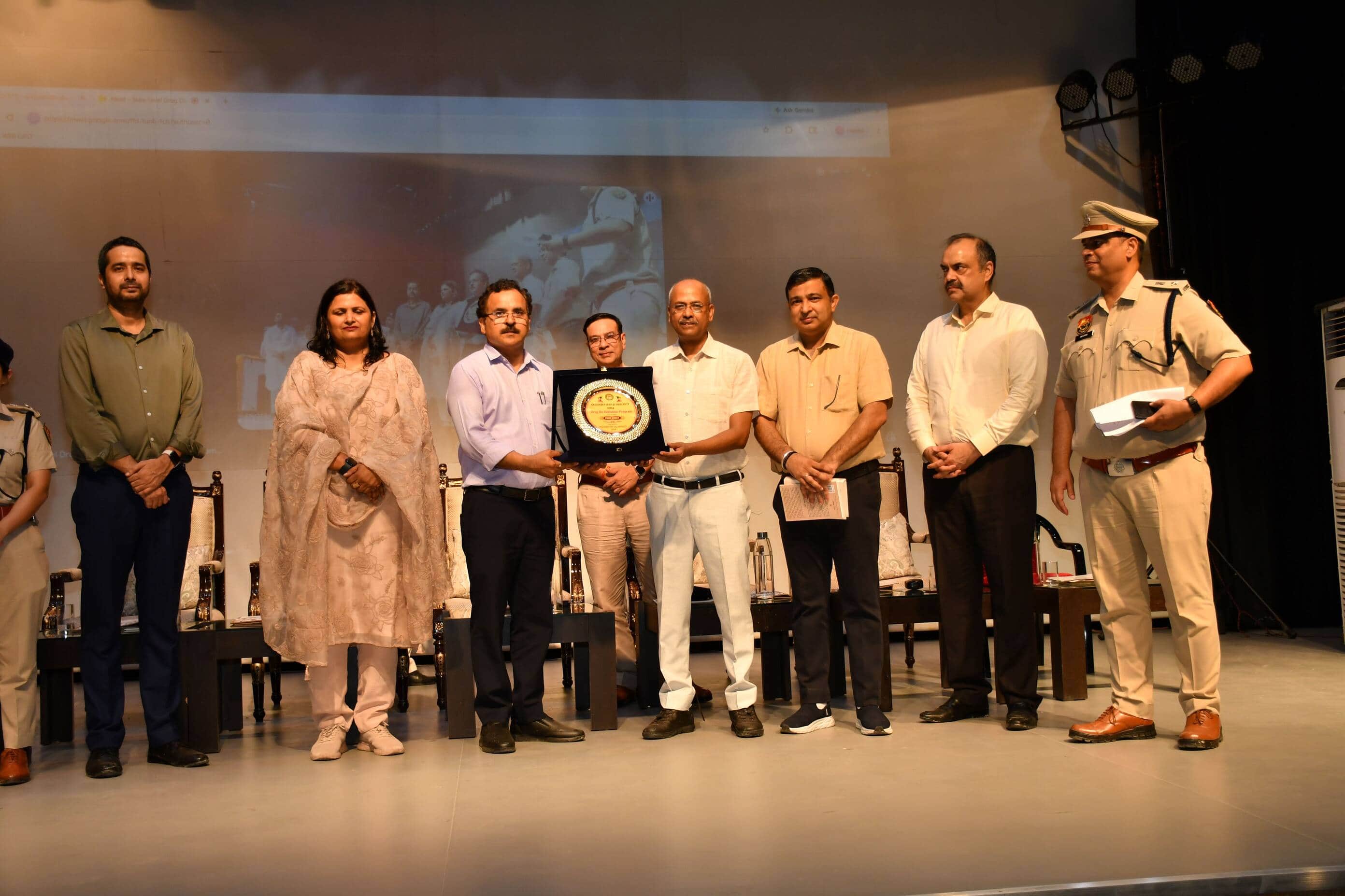 सीडीएलयू में एडीजीपी संजय कुमार को सम्मानित करतेे विश्वविद्यालय के कुलपति प्रो विजय कुमार। 