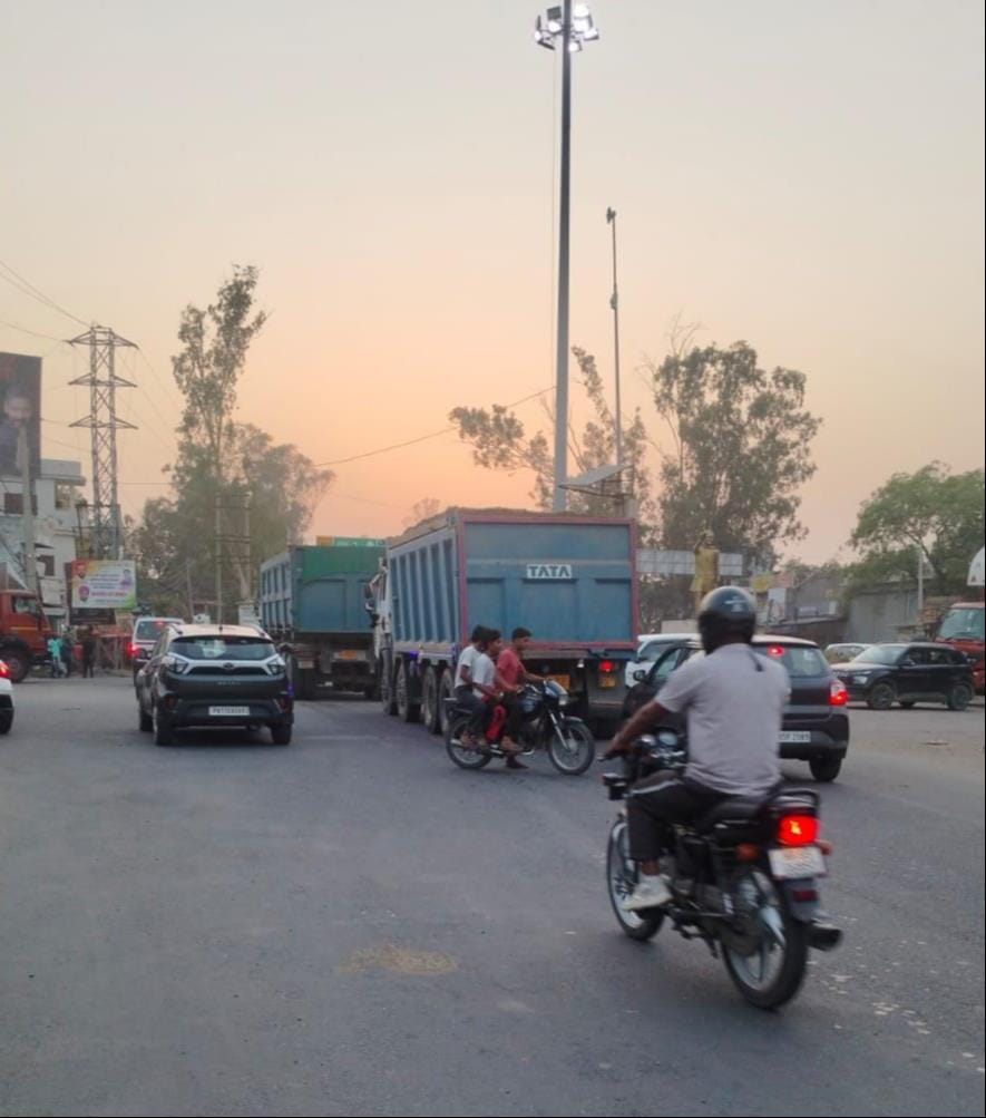 No solution to waterlogging at Saha Chowk; traders distressed.