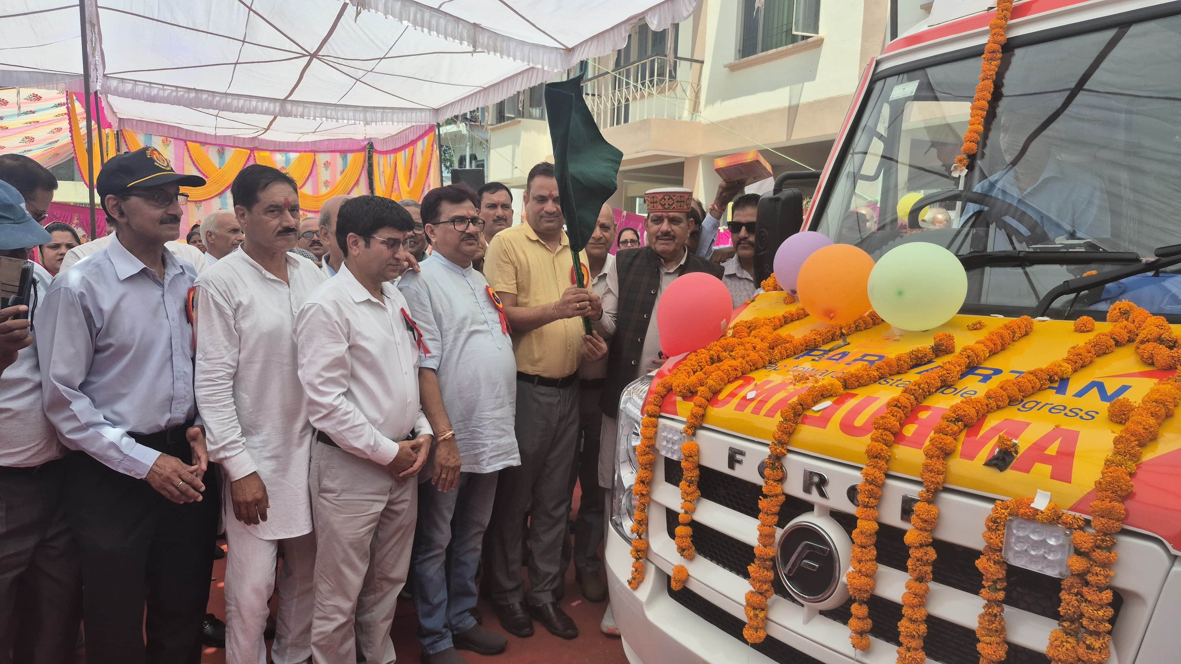 सुजानपुर  विधायक कैप्टन रणजीत सिंह अस्पताल में आधुनिक रोगी वाहन को हरी झंडी दिखाते हुए। स्रोत ज