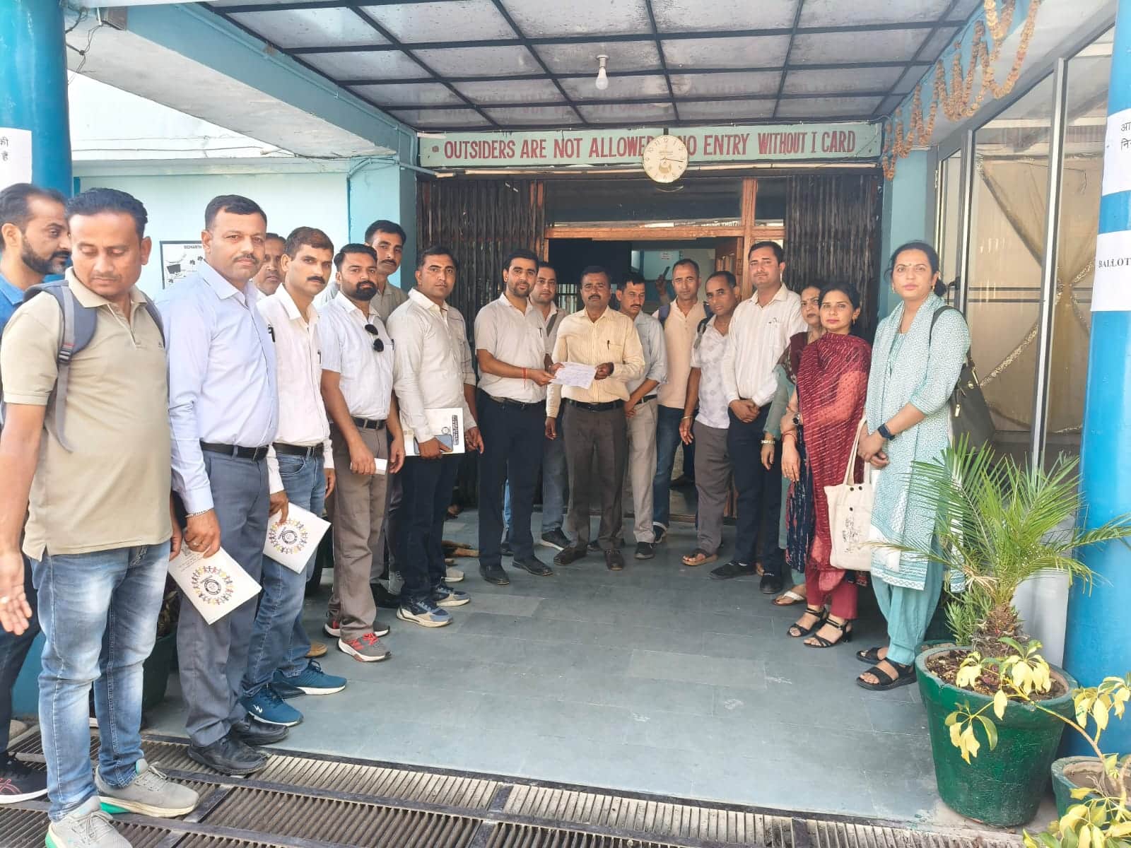 सर्व टीजीटी महासंघ इकाई हमीरपुर के पदाधिकारी एसडीएम नादौन निशांत शर्मा को ज्ञापन सौंपते हुए। स्