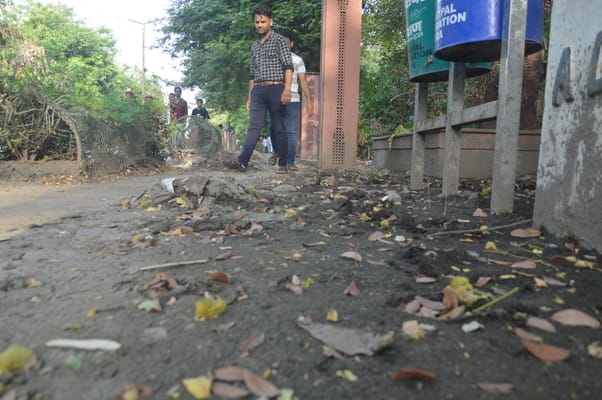 Pile of garbage on the footpath near Amrood Tila; tourists inconvenienced.