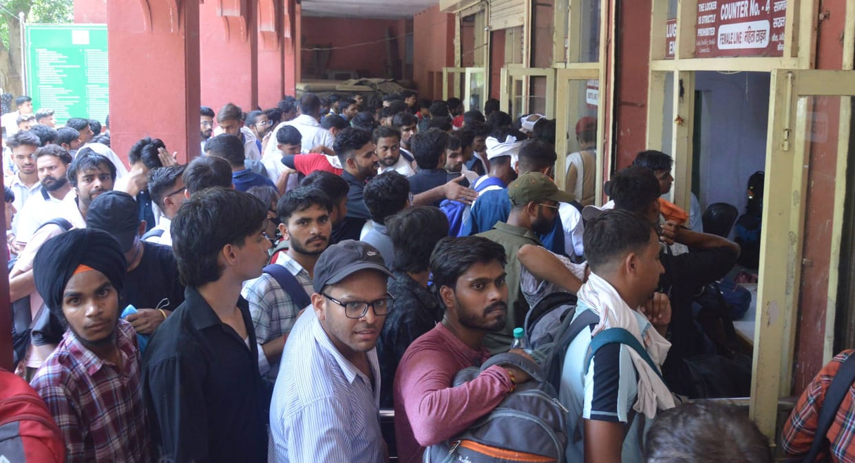 Over 35,000 Tourists Visit Taj Mahal on Weekend Rush, Three Fall Ill Due to Heat