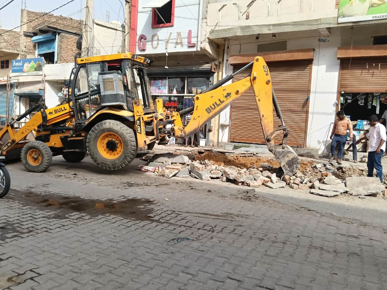 Goods were seized from markets in the city, and platforms were demolished