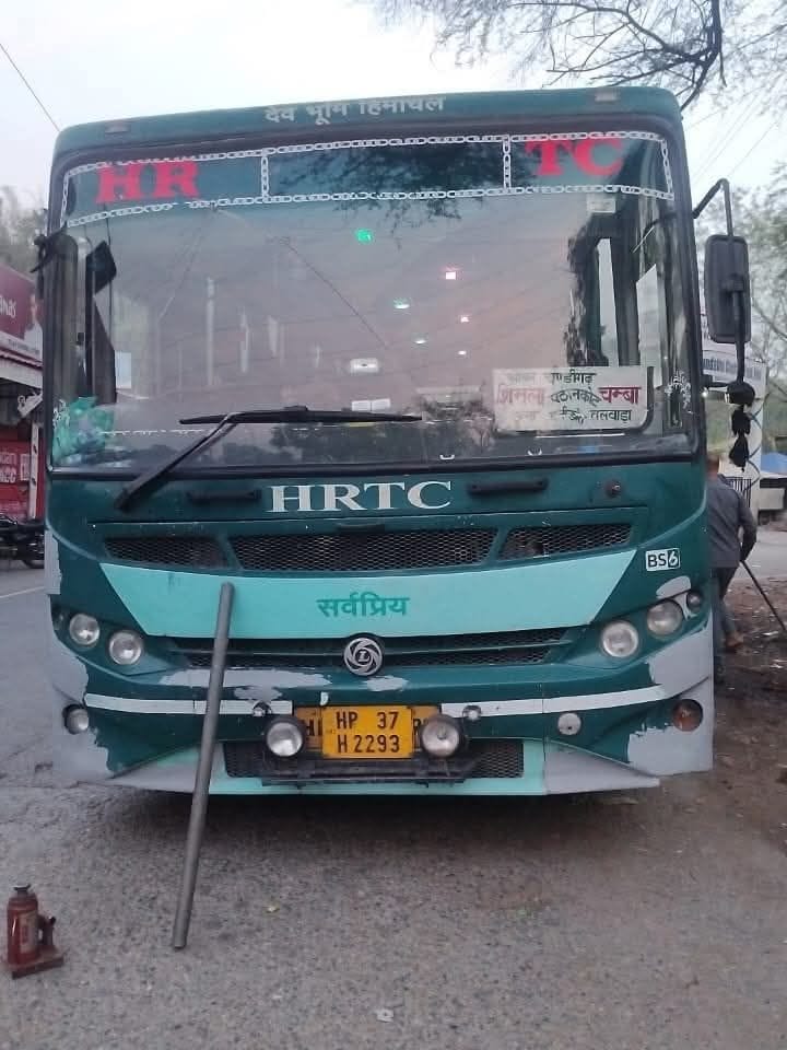 A Volvo bus traveling from Shimla to Chamba broke down at Dunera.