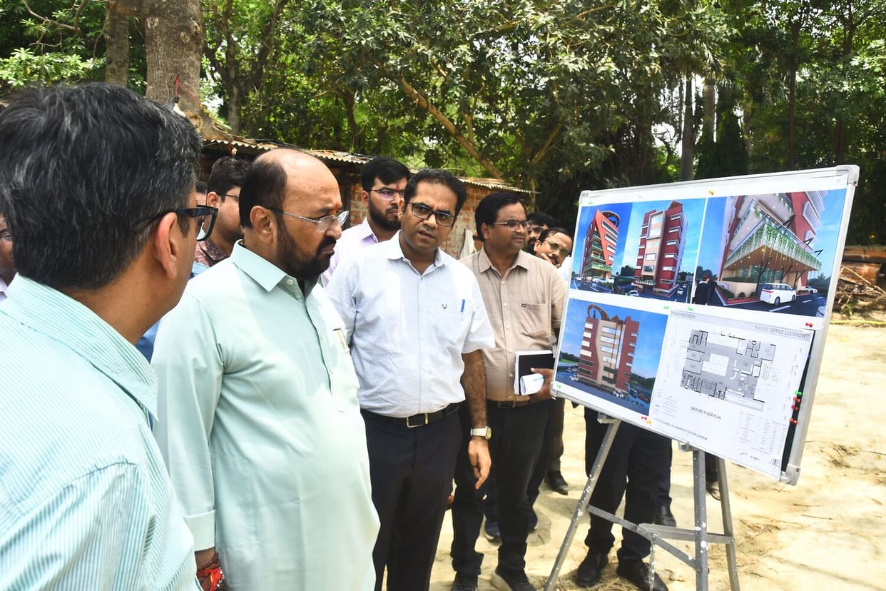 Higher Education Minister inspected the under-construction council building.