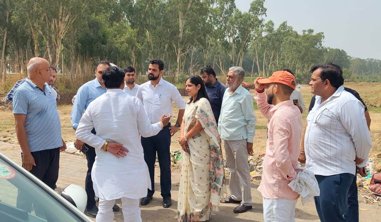 02-शहर में विकास कार्यों का जायजा लेते नगर निगम आयुक्त नरेंद्र कुमार व अन्य। स्रोत : निगम