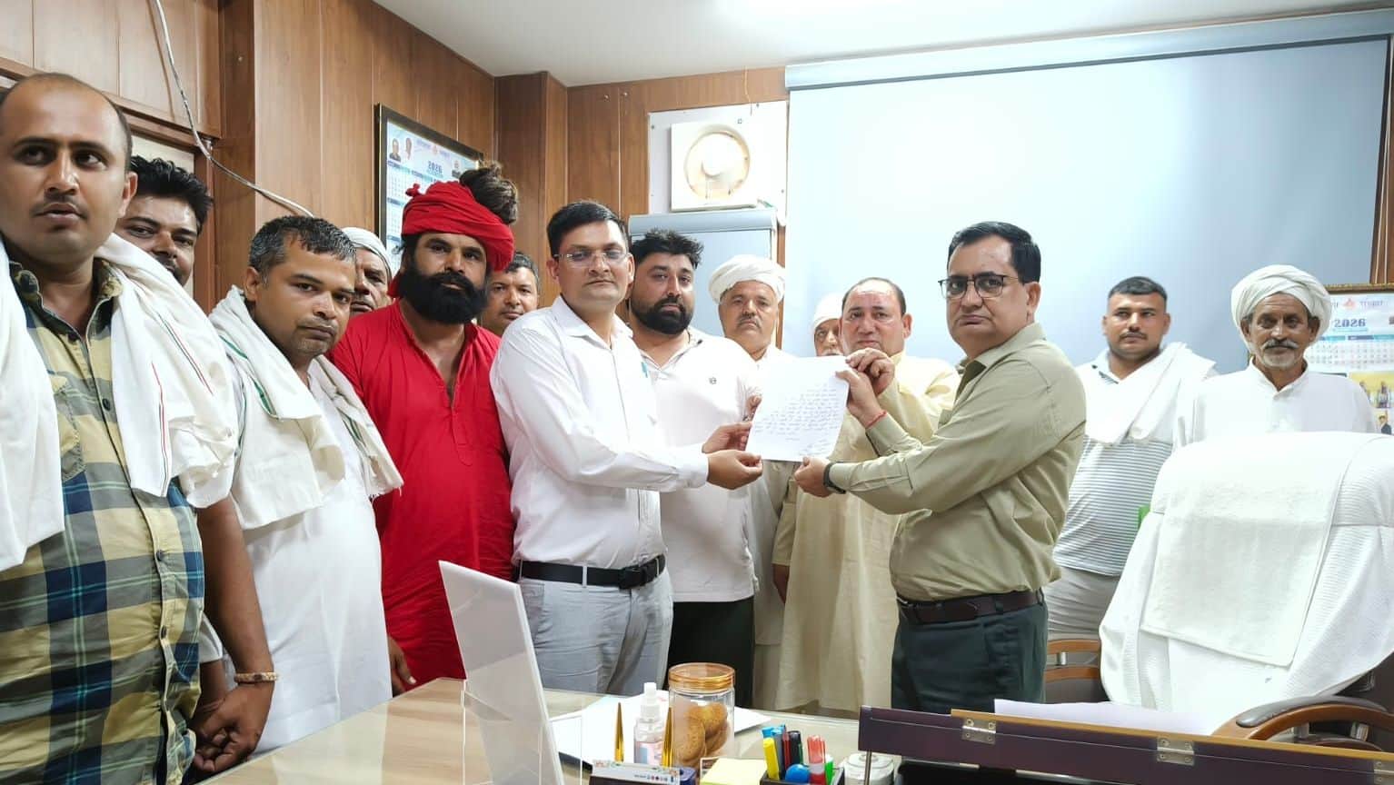 18-डीडीपीओ चहल को ज्ञापन सौंपते धामड़ के ग्रामीण । स्रोत : ग्रामीण