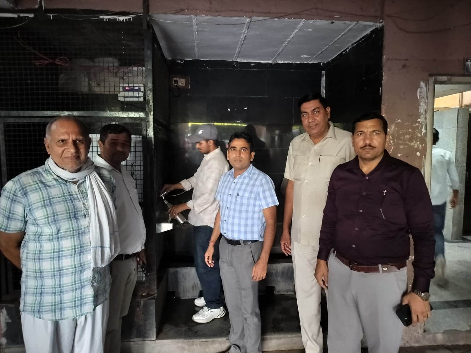 52-रोहतक बस स्टैंड पर आरओ वाटर कूलर भेंट करते ककराना निवासी रामफल शर्मा। स्रोत : डिपो