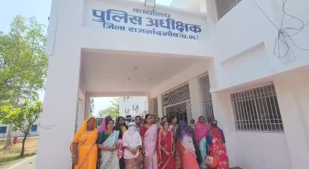 Demand to ban the sale of illicit liquor women met the SP in Rajnandgaon