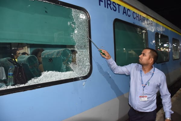 Stones pelted at the train carrying Sangh chief Mohan Bhagwat from Lucknow to Delhi