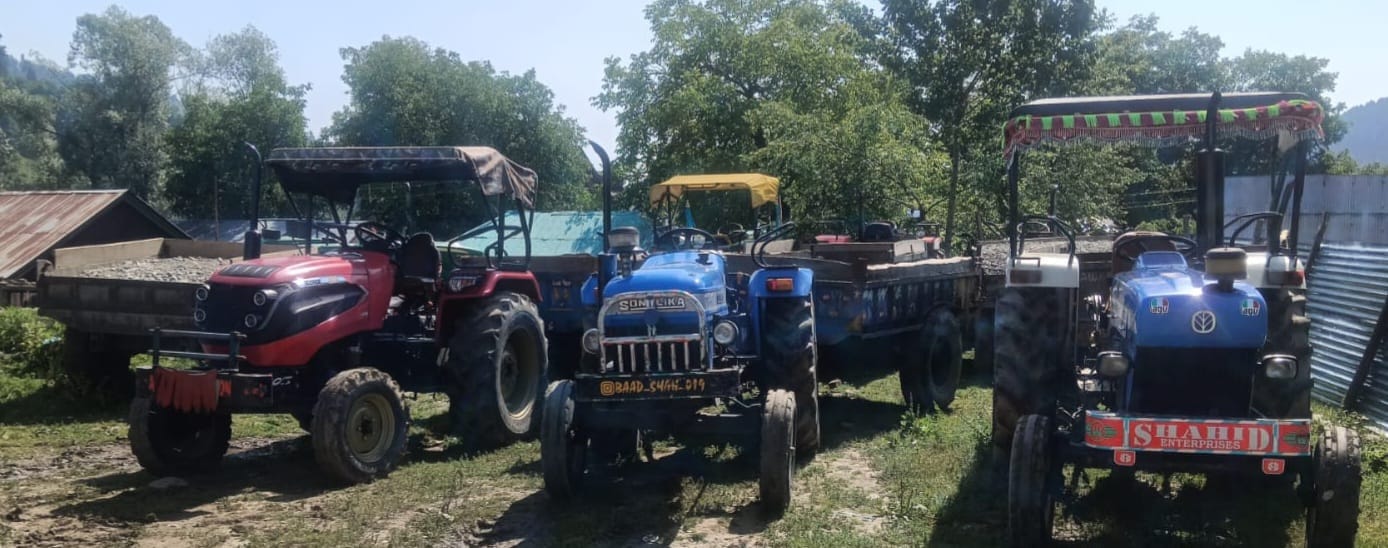 अवैध खनन के मामले में शोपियां में जप्त किए वाहन। स्रोत पुलिस