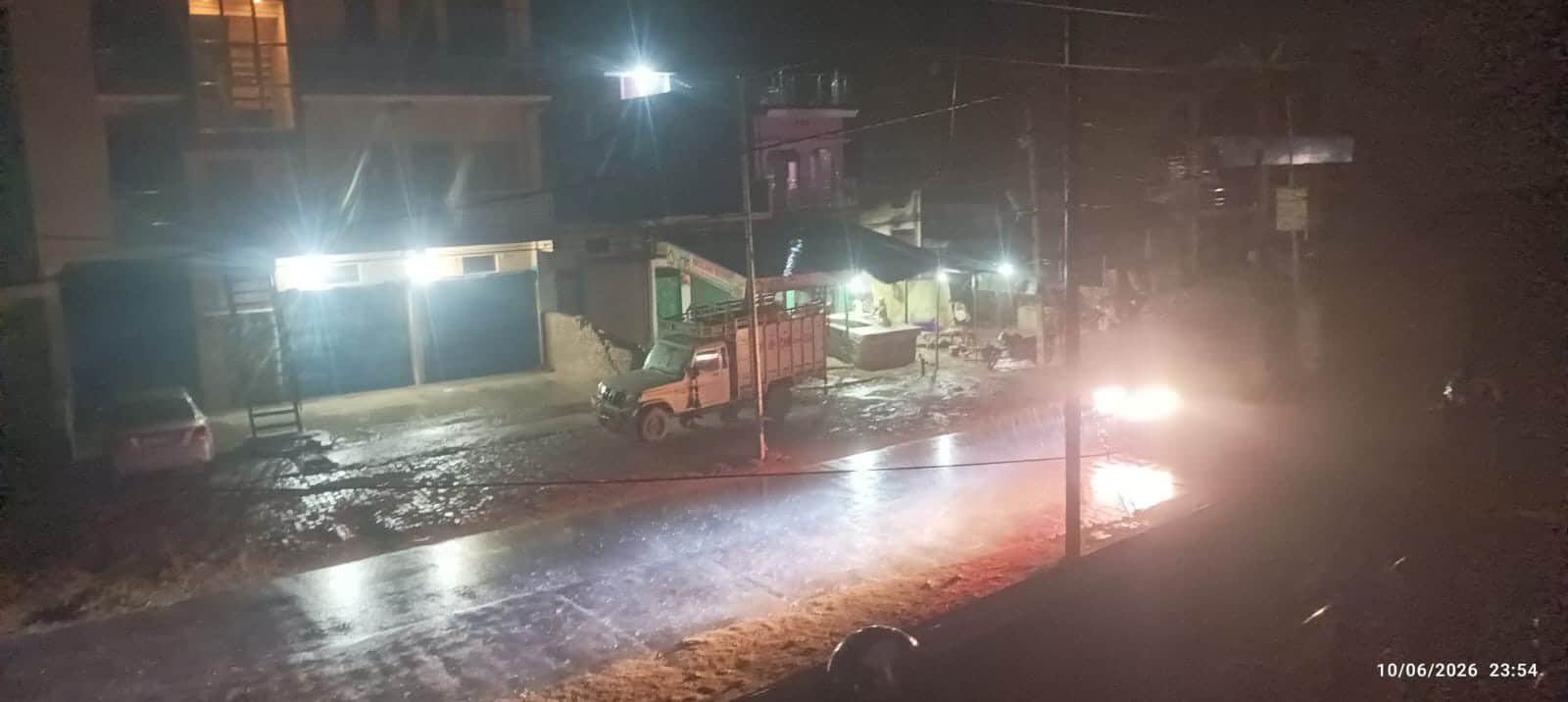 भिनगा कस्बे में बुधवार की रात बारिश के दौरान गुजरते वाहन।