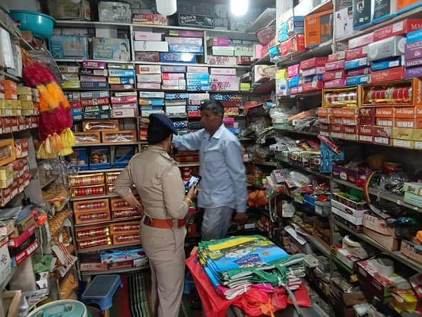 भोटा बाजार में दुकान में हुई चोरी की जानकारी देते हुए दुकानदार तथा मौके पर पहुंची पुलिस। संवाद