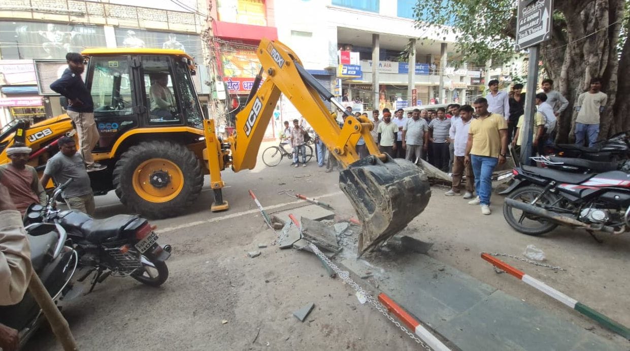 The Municipal Council team removed encroachments from the Hansi Road footpath.