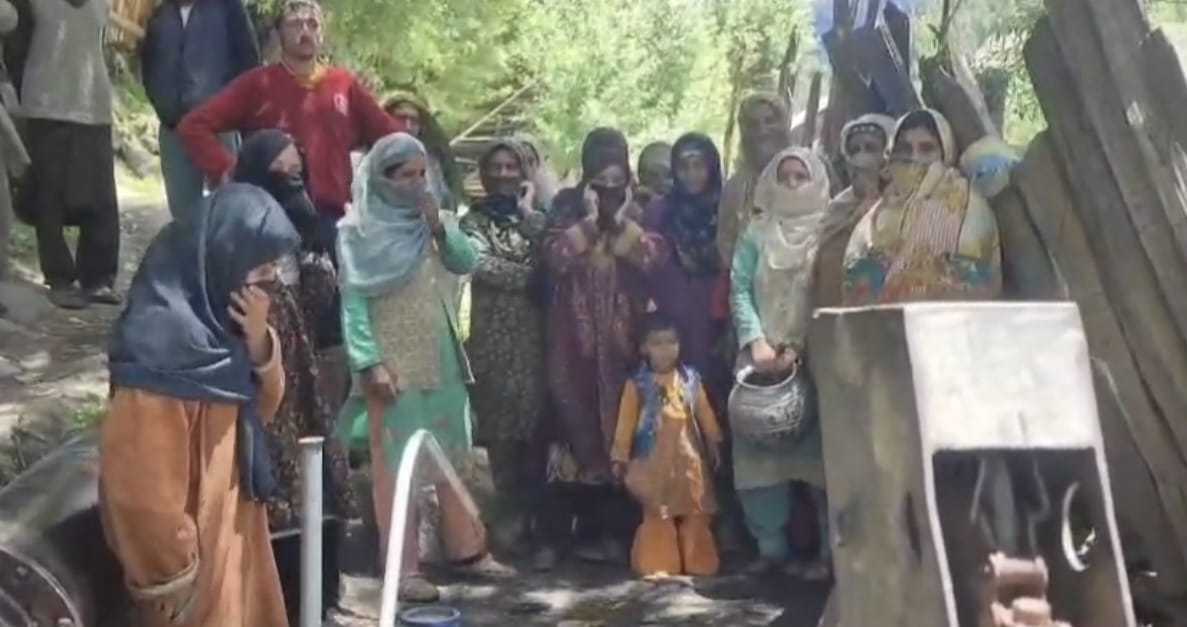बांदीपोरा के तुलैल में पानी के लिए प्रदर्शन करती महिलाएं। संवाद