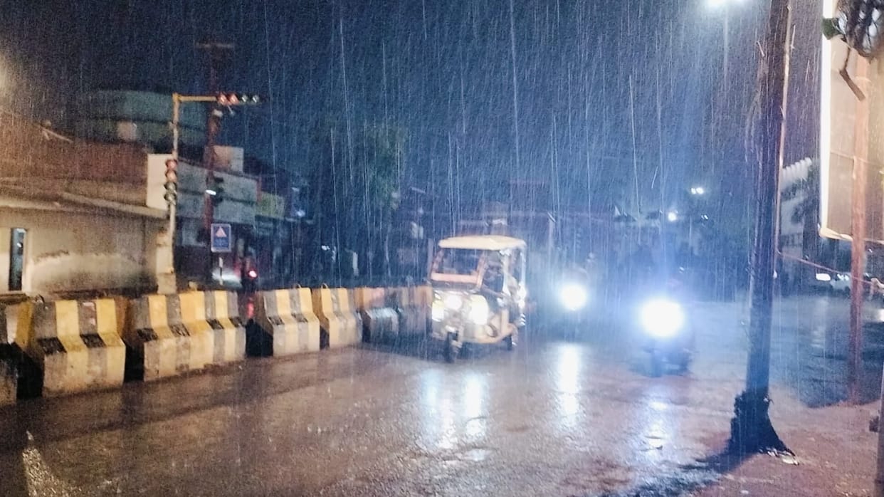 Mercury dropped by 7.8 degrees following rain accompanied by a storm; weather turned pleasant.