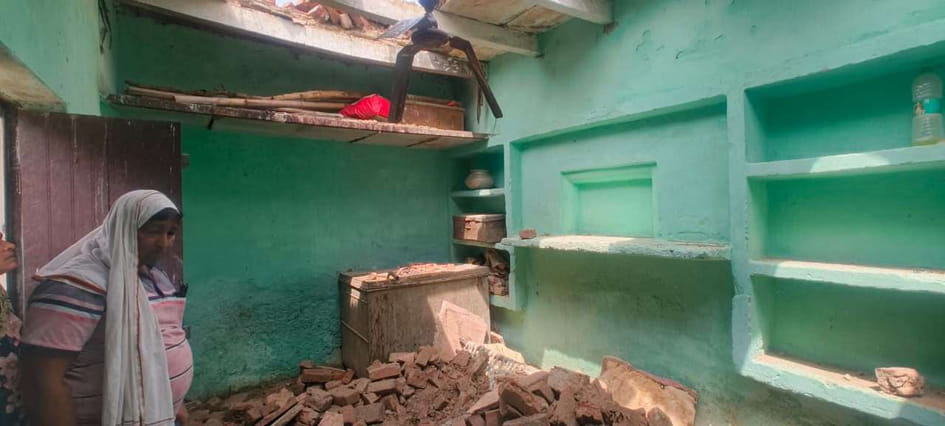 Two houses collapsed in Sinhavali due to storm and rain; six people injured