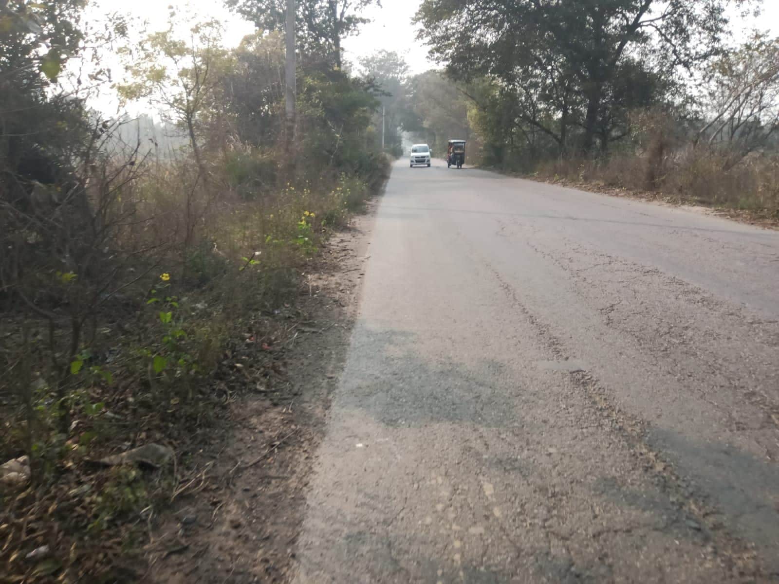 फोटो-1-चौड़ीकरण में प्रस्तावित रऊ चौराहे से इसुनिया होते हुए परियर मार्ग। स्रोत: ग्रामीण।