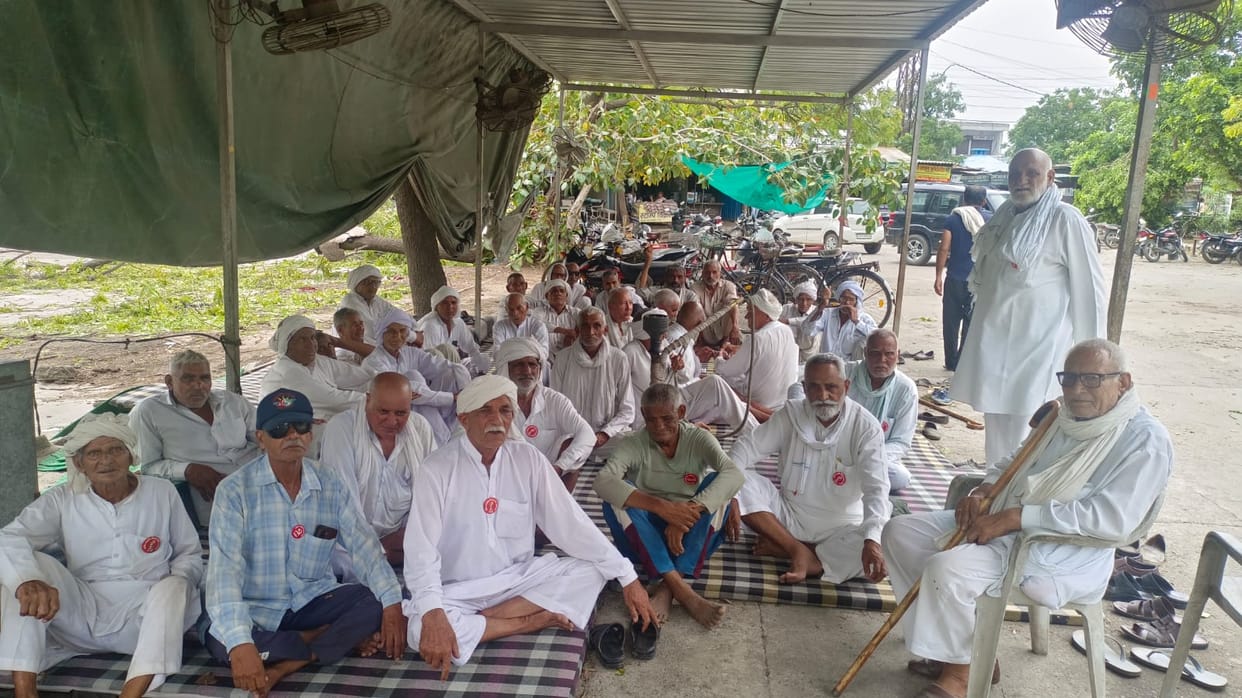 Protest continues in Mini Secretariat premises, questions raised on government policies