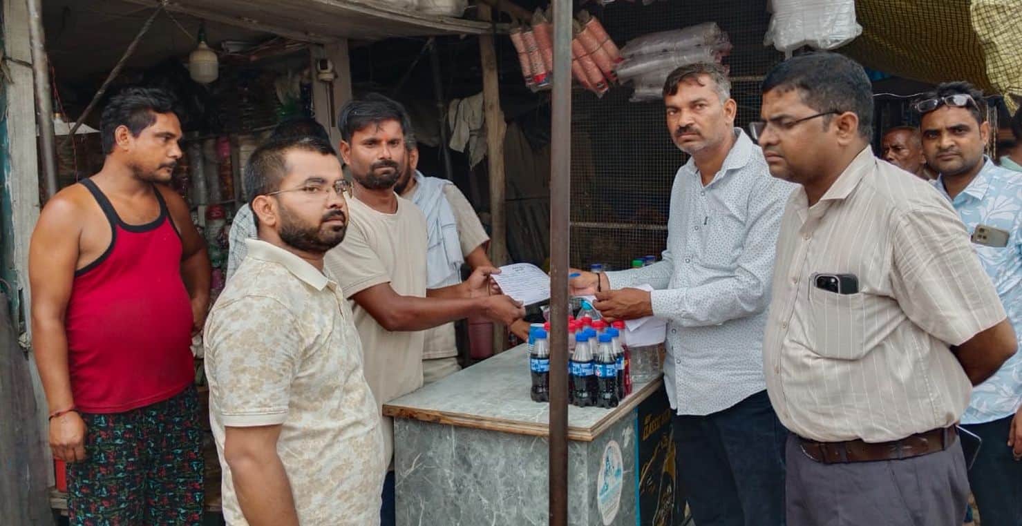 फोटो 23: शहर में सिंगल यूज प्लास्टिक बिक्री पर दुकानदार को नोटिस देते निकाय कर्मी। स्रोत : विभ