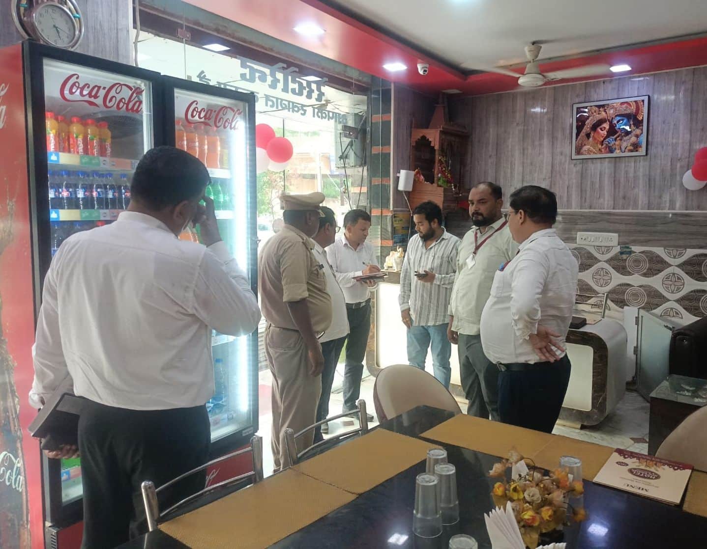 फोटो-34-शहर की एक बिल्डिंग के बेसमेंट की जांच करते प्राधिकरण के अधिकारी। स्रोत: पाठक