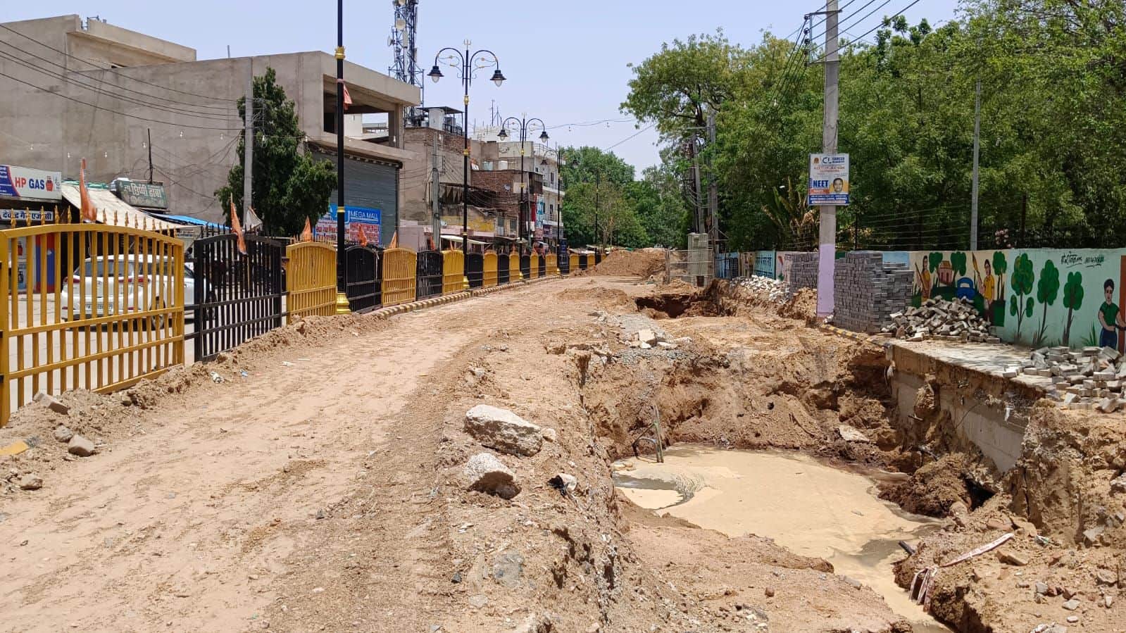 फोटो नंबर-06सीवरेज लाइन ठीक करने के लिए तोड़ी गई सड़क। संवाद