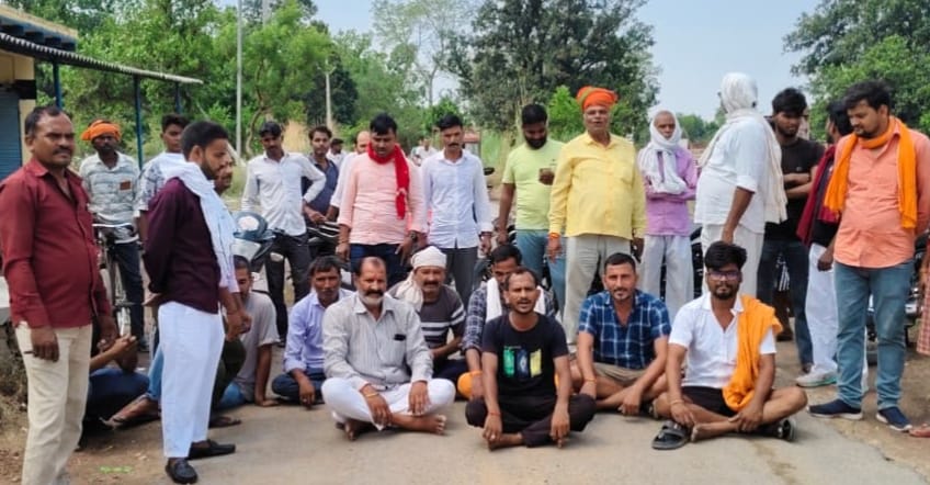 Villagers took to the streets to demand the construction of the dilapidated road