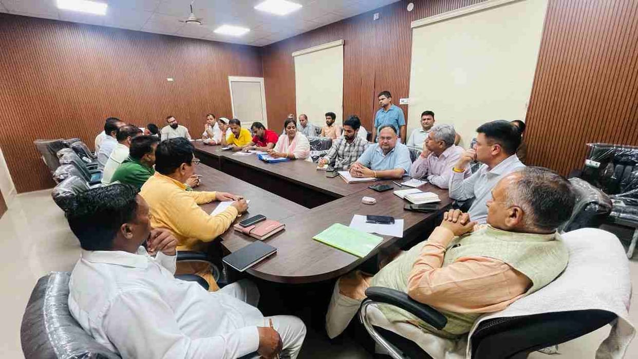 Councillors, upset over power cuts, surround corporation officials