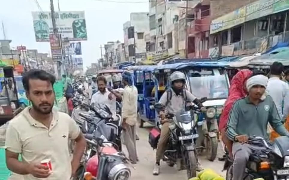 Road turned into a parking lot; traffic jam ensues.