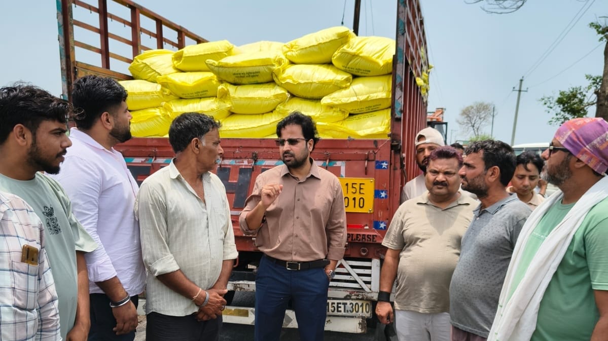 गांव असरा मुरादपुर में कृषि अधिकारी ने  पकड़ी यूरिया खाद से भरी गाड़ी। संवाद