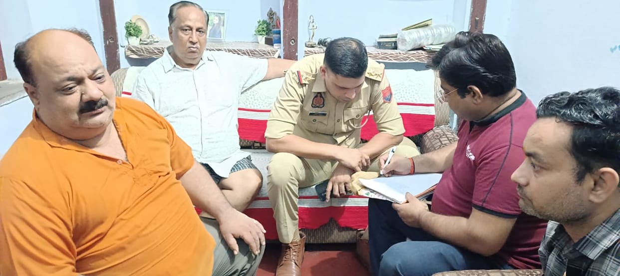 Bike-borne miscreants robbed a jeweller after throwing chilli powder at him.