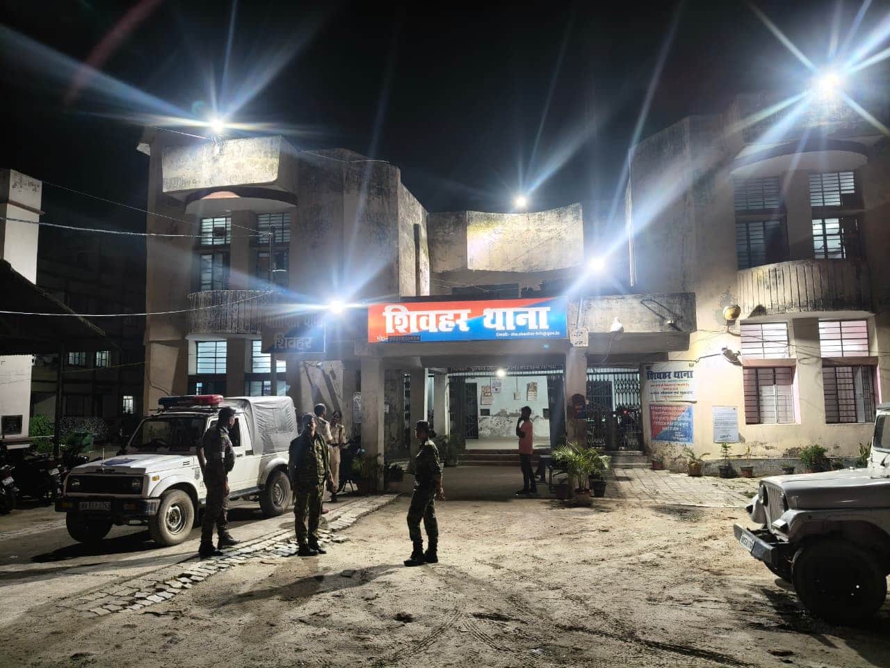 घटना के बाद सदर थाने से निकलती पुलिस