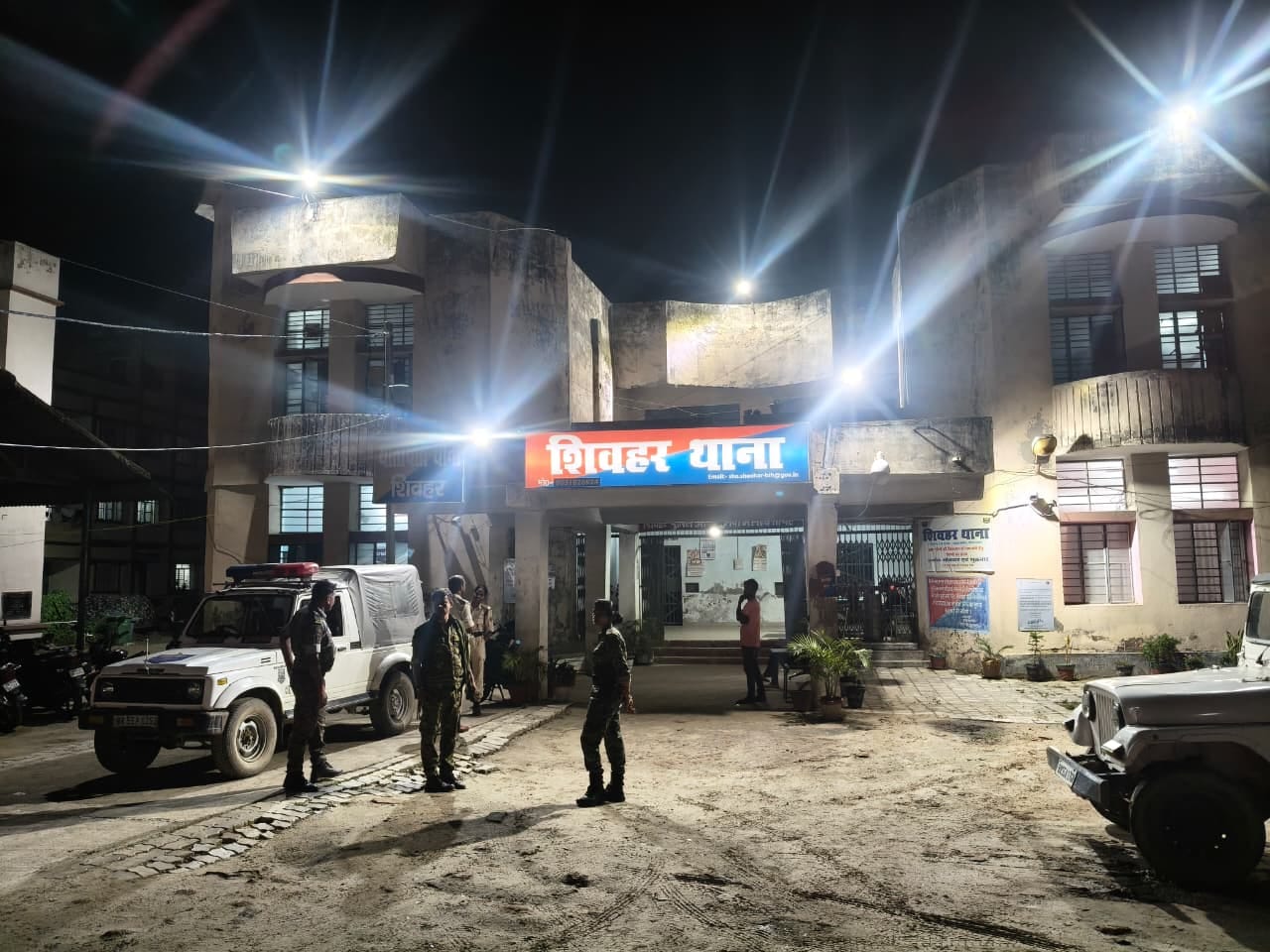 घटना के बाद सदर थाने से निकलती पुलिस