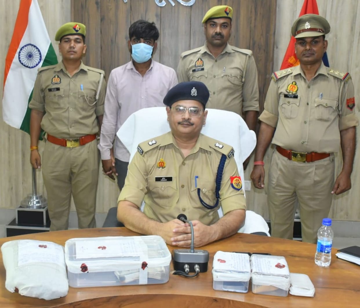 Accused arrested with stolen jewellery and 1.90 lakh in cash.