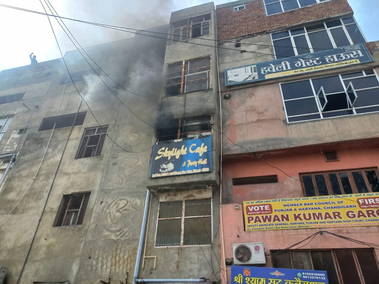 Fire at a ca at Hansi Gate Chowk; short-circuit in AC suspected