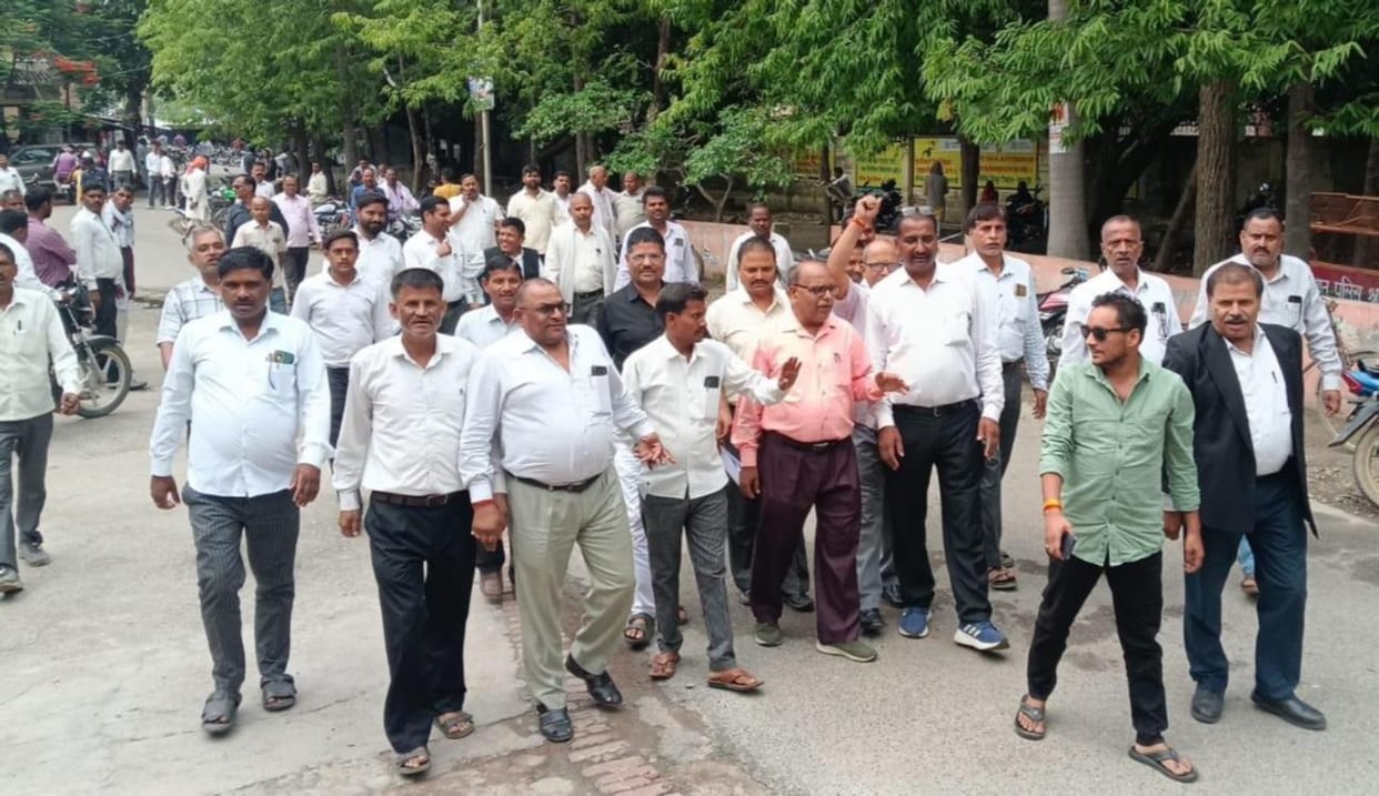 Lawyers protest against the privatization of the registration office.