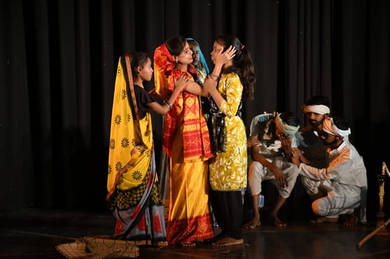 The call to save the forest and the story of the daughter's struggle captivated the audience.