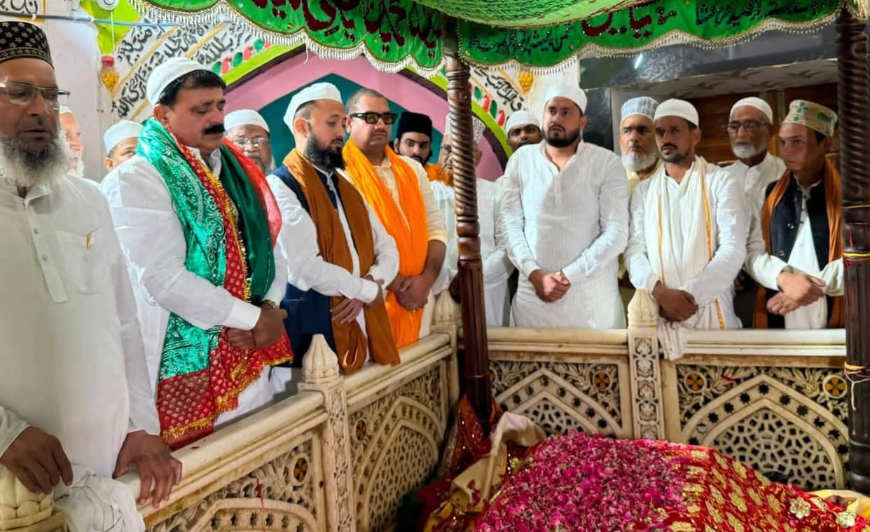 Bihar's minister offered a ceremonial cloth at Kichaucha Dargah