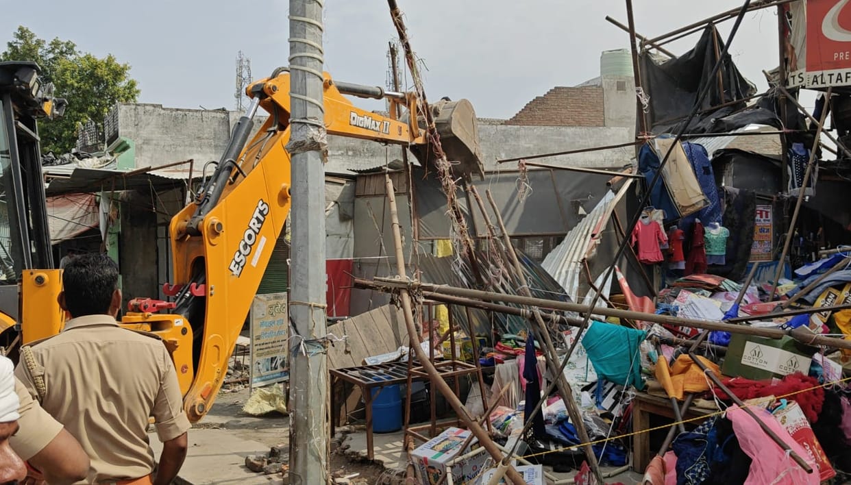 Bulldozer cracks down on encroachment in Colonelganj