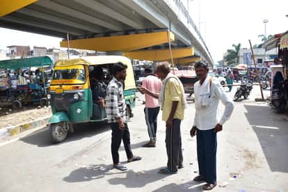 क्वार्सी चौराहे पर फ्लाईओवर के नीचे खड़े ऑटो चालक।