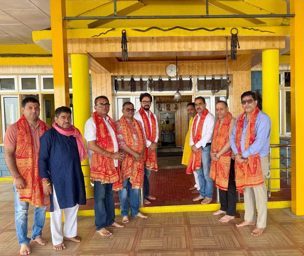 खनियारा के इंद्रुनाग मंदिर में माथा टेकने पहुंचे सांसद अनुराग ठाकुर और एचपीसीए के पदाधिकारी। -