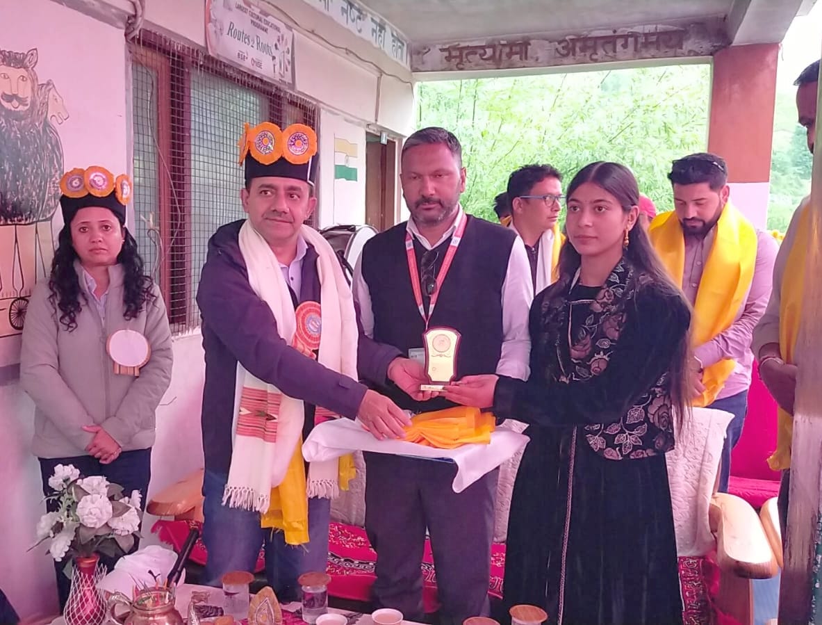 लाहौल के टॉपर छात्रा को सम्मानित करते अतिरिक्त शिक्षा निदेशक बीआर शर्मा।-संवाद