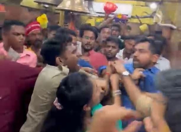 Scuffle between devotee and police personnel at Vindhyavasini Temple.