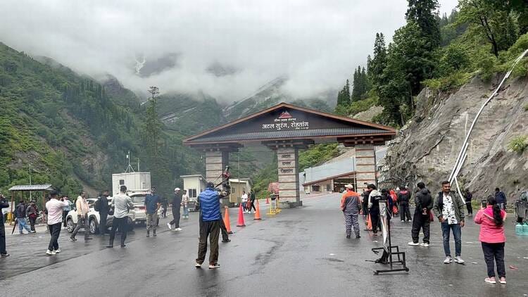 मनाली के अटल टनल रोहतांग के साउथ पोर्टल में शुक्रवार को हुई बारिश में पहुंचे पर्यटक।-संवाद