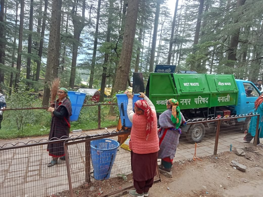 मनाली में हिडिम्बा मंदिर परिसर में भागवत कथा महायज्ञ से पहले चला सफाई अभियान जुटी महिलाएं।-संवा