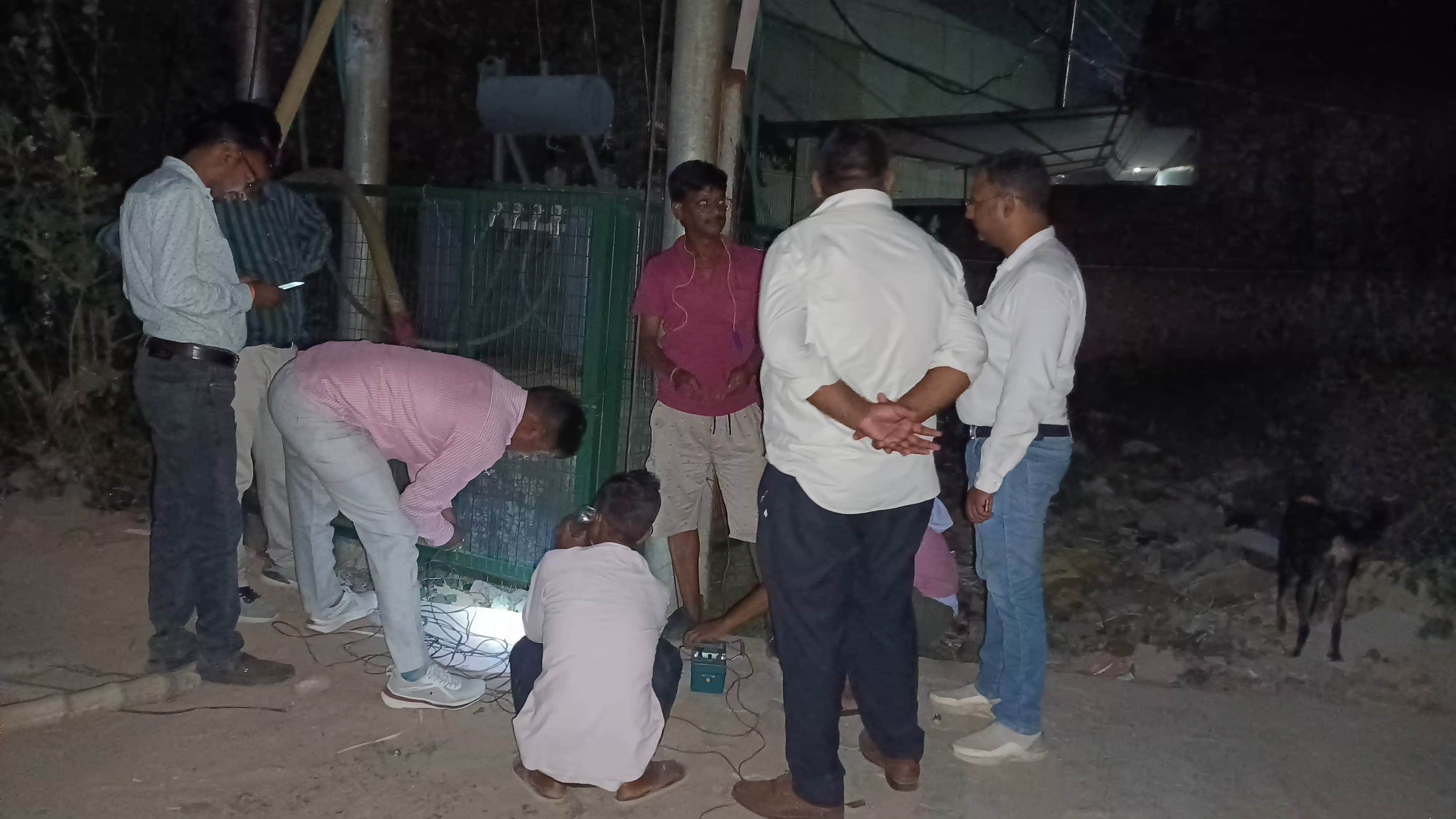 मुंशीगंज में फाल्ट दुरुस्त करते बिजली विभाग के कर्मचारी - संवाद