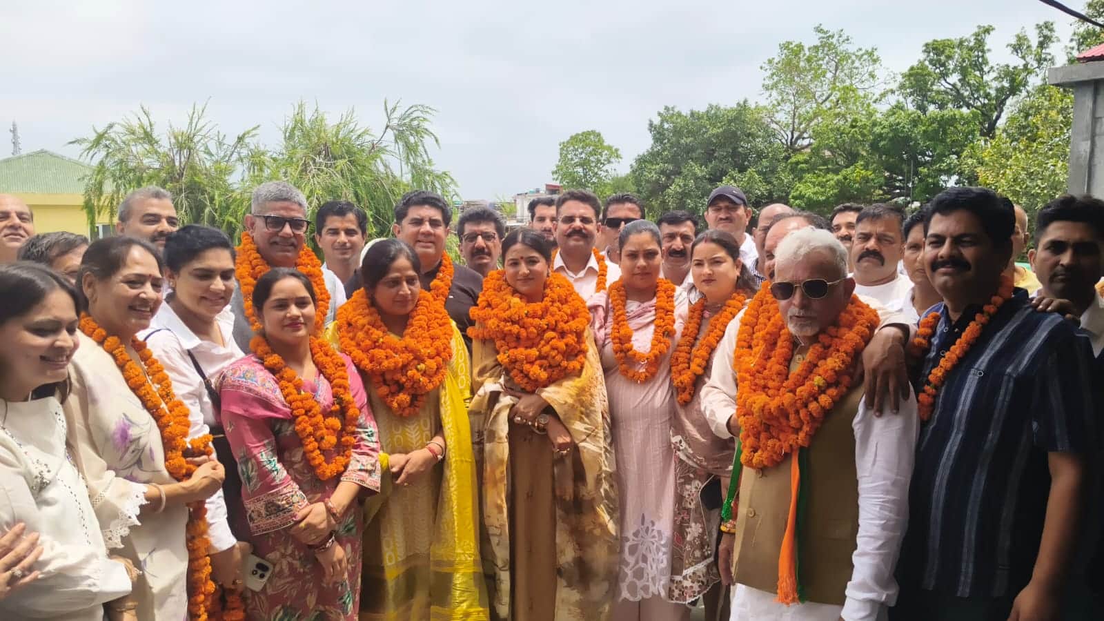 नूरपुर नगर परिषद की अध्यक्ष-उपाध्यक्ष और पार्षद कांग्रेस नेताओं के साथ। स्रोत : जागरूक पाठक