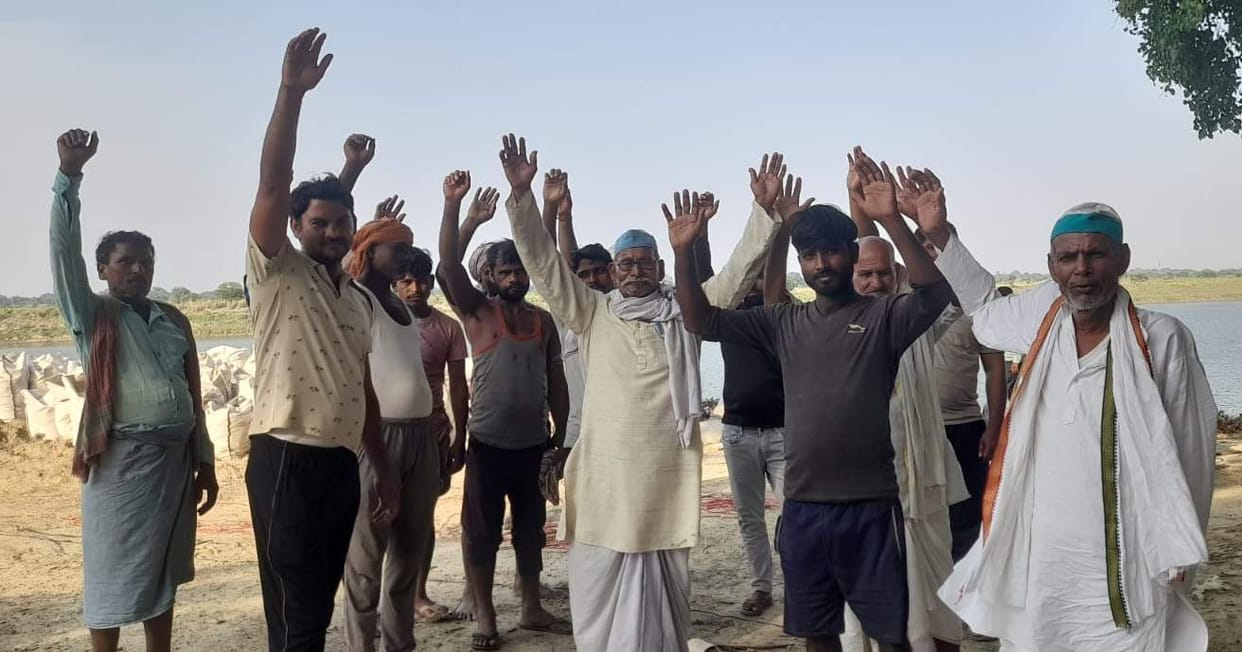 Farmers outraged over the dumping of sandbags to check Ganga erosion.