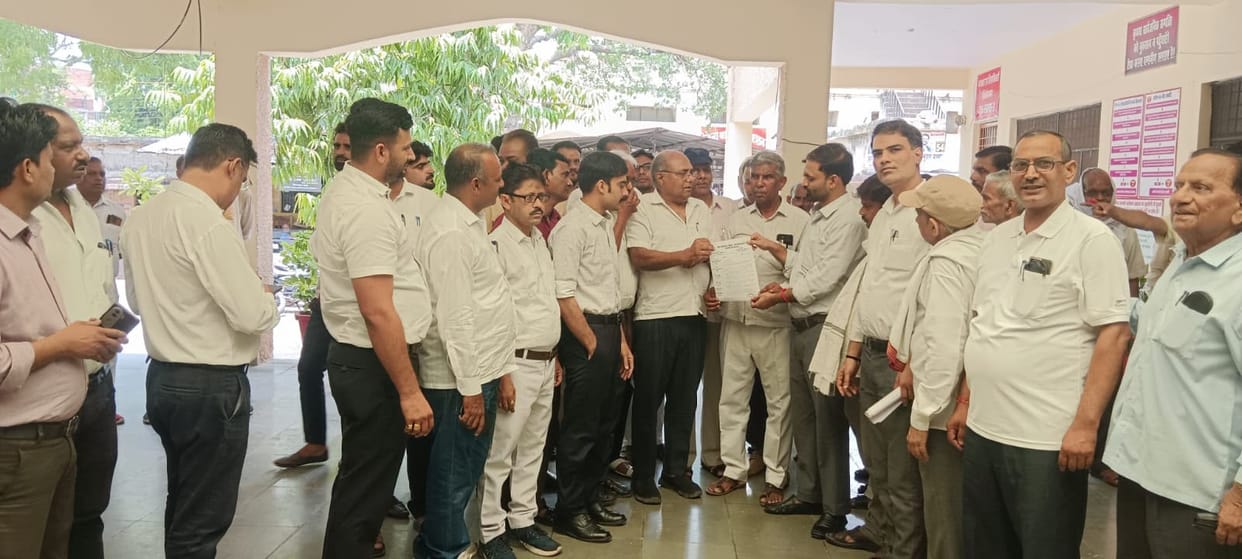 Shikohabad lawyers protest against e-registry.